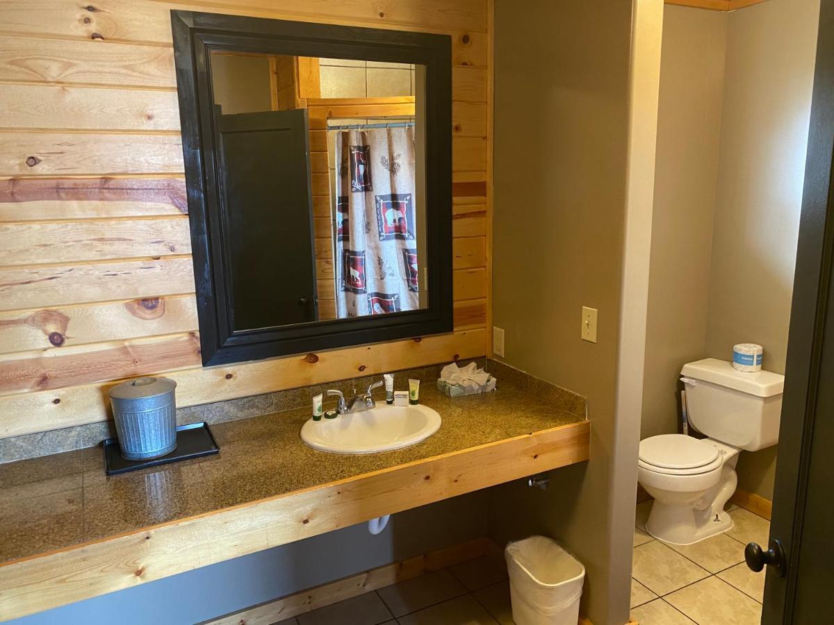 The Fishing Bear Lodge Ashton Extérieur photo